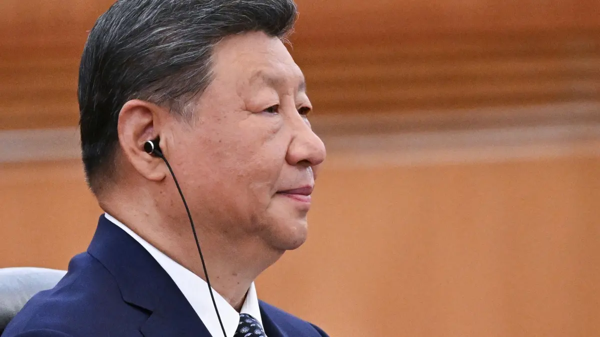 Vor Militärparade in Peking - Treffen Xi und Putin: 02.09.2025, China, Peking: Auf diesem von der staatlichen russischen Nachrichtenagentur Sputnik via AP veröffentlichten Foto hört der chinesische Präsident Xi Jinping zu bei einem Treffen mit dem russischen Präsidenten Putin in der Großen Halle des Volkes. Foto: Sergei Bobylev/Pool Sputnik Kremlin/AP/dpa +++ dpa-Bildfunk +++