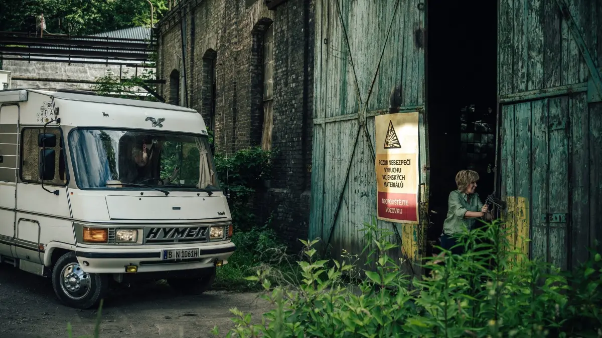 Entspannte Rentner-Reisen sehen anders aus: Petra (Ulrike Kriener) öffnet das Tor eines verbotenen "Lost Place" für das Campingmobil.