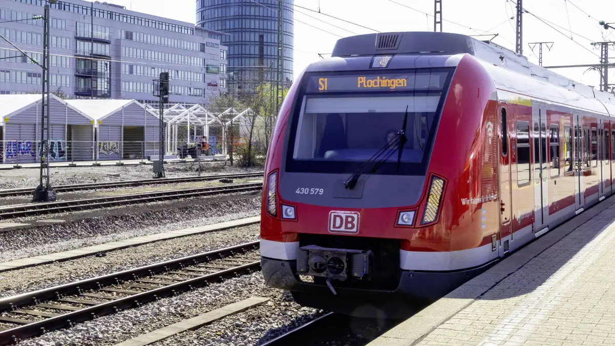 Stuttgart, 16.03.2020: Bahnhof Stuttgart-Vaihingen mit einfahrender S-Bahn. // DEU, Deutschland, Baden-Württemberg *** Stuttgart, 16 03 2020 Station Stuttgart Vaihingen with incoming S-Bahn DEU, Germany, Baden Württemberg