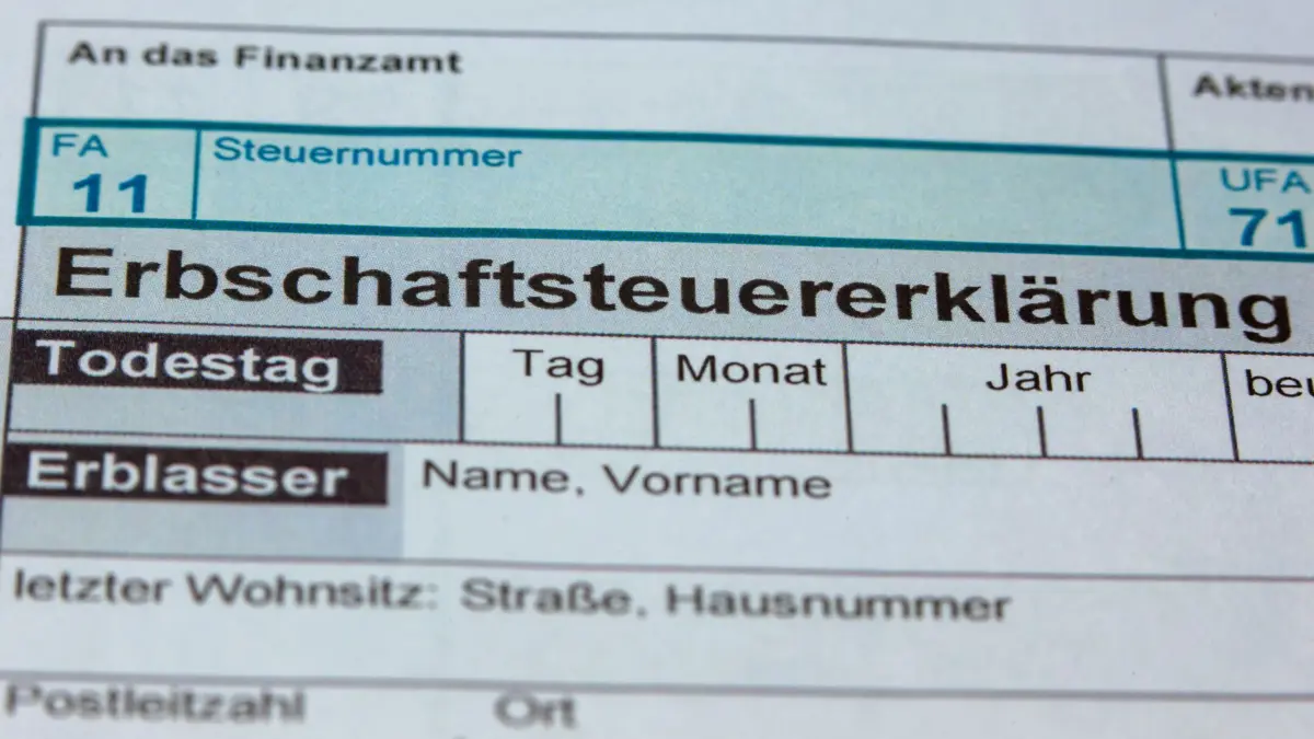Erbschaftssteuer: ACHTUNG: SPERRFRIST 3. SEPTEMBER 18:00 UHR. - ARCHIV - 11.12.2014, Mecklenburg-Vorpommern, Schwerin: Formulare für die Erbschaftssteuererklärung des Finanzamtes (zu dpa: «Umfrage: Mehrheit für Steuererhöhungen für Spitzenverdiener») Foto: Jens Büttner/dpa +++ dpa-Bildfunk +++