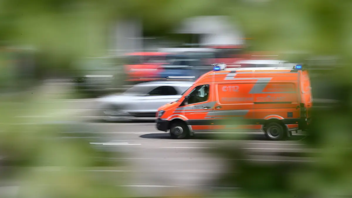 Rettungswagen: ARCHIV - 25.06.2018, Baden-Württemberg, Stuttgart: Ein Rettungswagen fährt zu einem Einsatz. (zu dpa: «Bis zu 70 Verletzte nach Massensturz beim «Riderman»») Foto: Sebastian Gollnow/dpa +++ dpa-Bildfunk +++