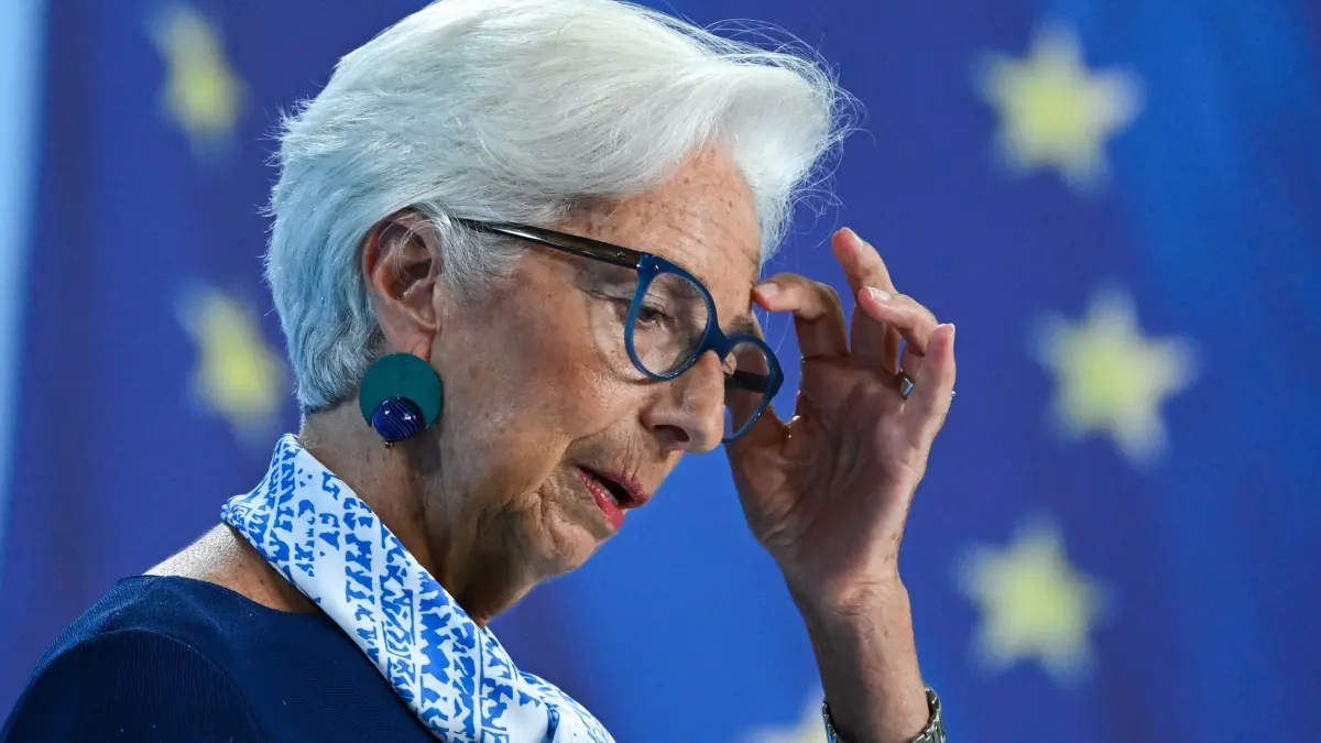 EZB-Ratssitzung mit Zinsentscheidung: ARCHIV - 24.07.2025, Hessen, Frankfurt/Main: Christine Lagarde, Präsidentin der Europäischen Zentralbank (EZB), spricht während der Pressekonferenz in der EZB-Zentrale. (zu dpa: «Krise in Paris: Wird Frankreich zum Risiko für die Eurozone?») Foto: Arne Dedert/dpa +++ dpa-Bildfunk +++