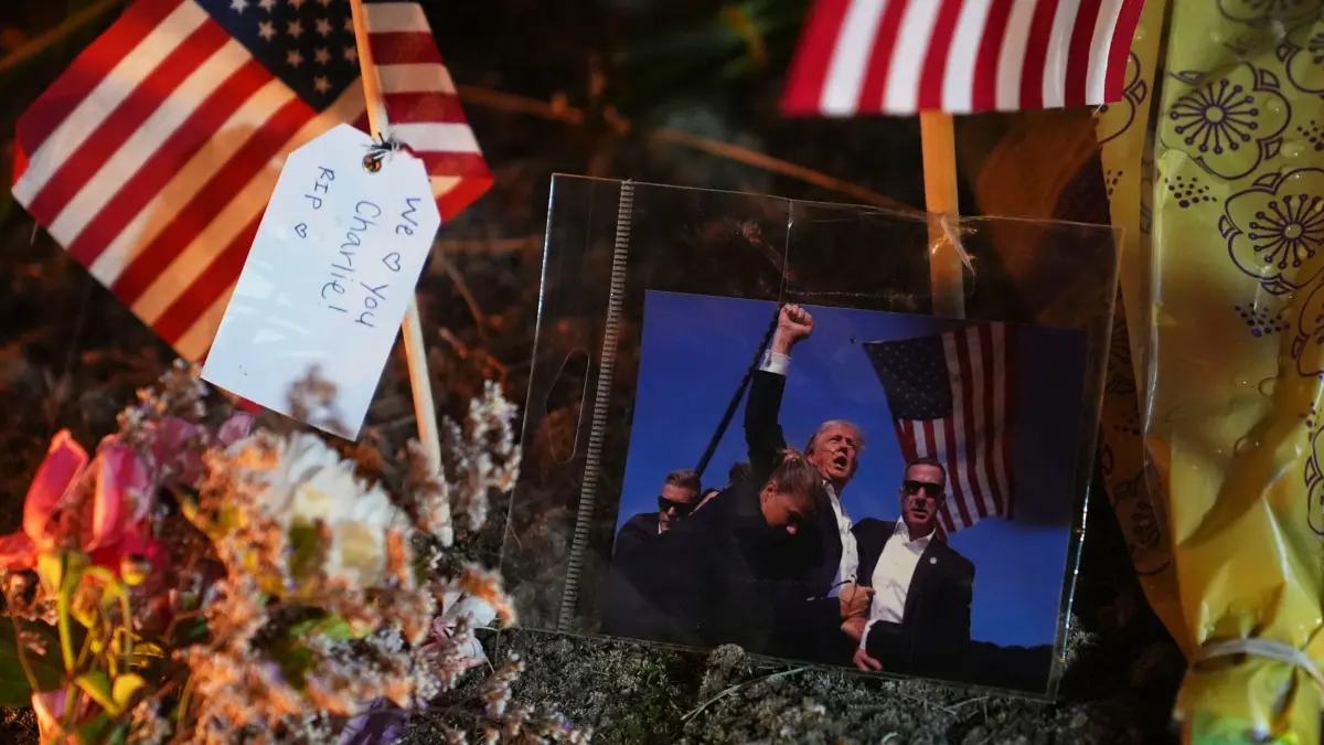 Rechtskonservativer Aktivist Kirk erschossen: 11.09.2025, USA, Orem: Ein Foto von US-Präsident Donald Trump ist bei einer Gedenkstätte für den rechtskonservativen Podcaster Charlie Kirk vor dem Timpanogos Regional Hospital zu sehen, nachdem Kirk erschossen wurde. Foto: Lindsey Wasson/AP/dpa - ACHTUNG: Nur zur redaktionellen Verwendung im Zusammenhang mit der aktuellen Berichterstattung und nur mit vollständiger Nennung des vorstehenden Credits +++ dpa-Bildfunk +++