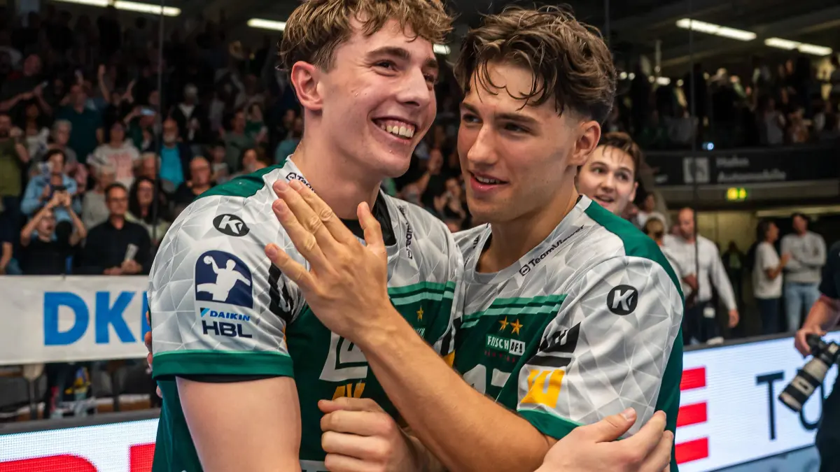 Frisch Auf Goeppingen vs. SC DHfK Leipzig, Handball, 1. Bundesliga, Herren, Spielzeit 2025/2026, 11.09.2025: Matchwinner Fynn Hofele Frisch Auf Goeppingen, 18 mit Tim Gossner Frisch Auf Goeppingen, 17, Frisch Auf Goeppingen vs. SC DHfK Leipzig, Handball, 1. Bundesliga, Herren, Spielzeit 2025/2026, 11.09.2025, Frisch Auf Goeppingen vs. SC DHfK Leipzig, Handball, 1. Bundesliga, Herren, Spielzeit 2025/2026, 11.09.2025 Goeppingen *** Matchwinner Fynn Hofele Frisch Auf Goeppingen, 18 with Tim Gossner Frisch Auf Goeppingen, 17 , Frisch Auf Goeppingen vs SC DHfK Leipzig, Handball, 1 Bundesliga, Men, Season 2025 2026, 11 09 2025, Frisch Auf Goeppingen vs SC DHfK Leipzig, Handball, 1 Bundesliga, Men, Season 2025 2026, 11 09 2025 Goeppingen Copyright: xEibner-Pressefoto/MichaelxSchmidx EP_MST