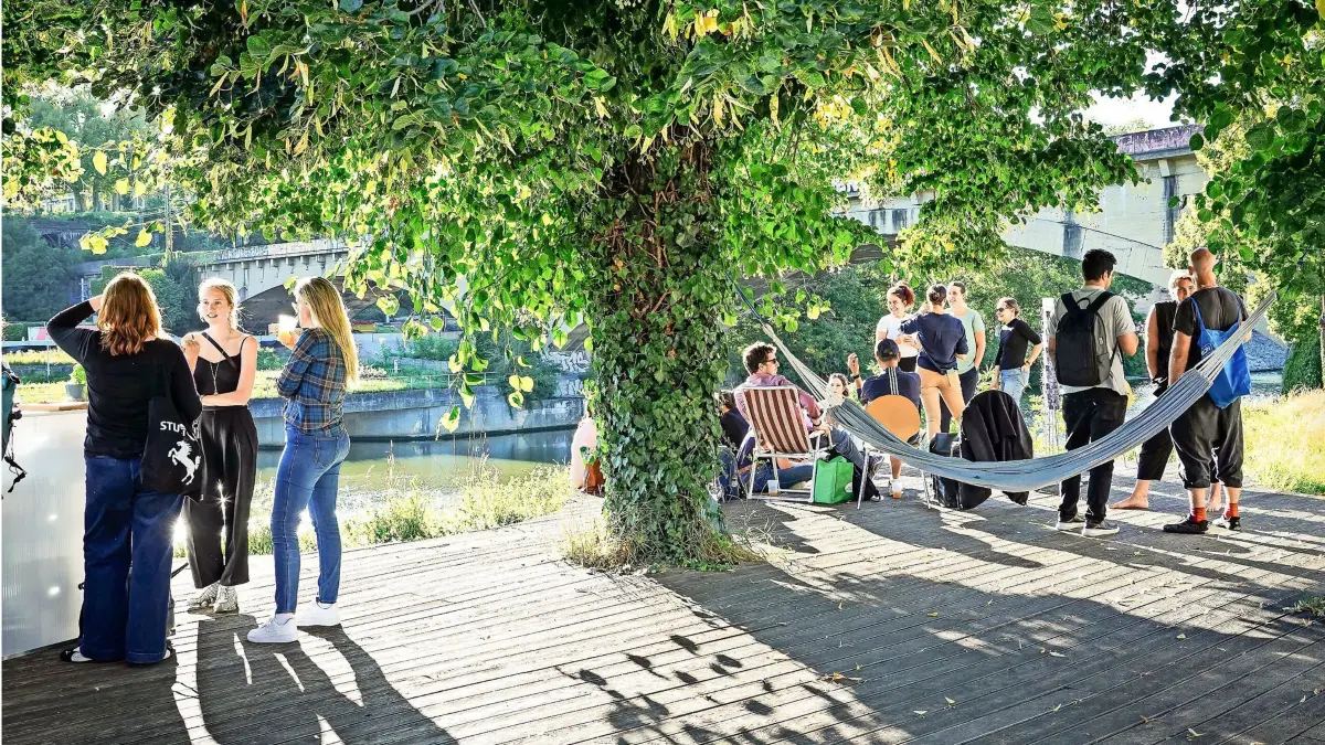 After Work, Mitarbeiter am Fluss nach der Arbeit auf der Stuttgarter Neckarinsel