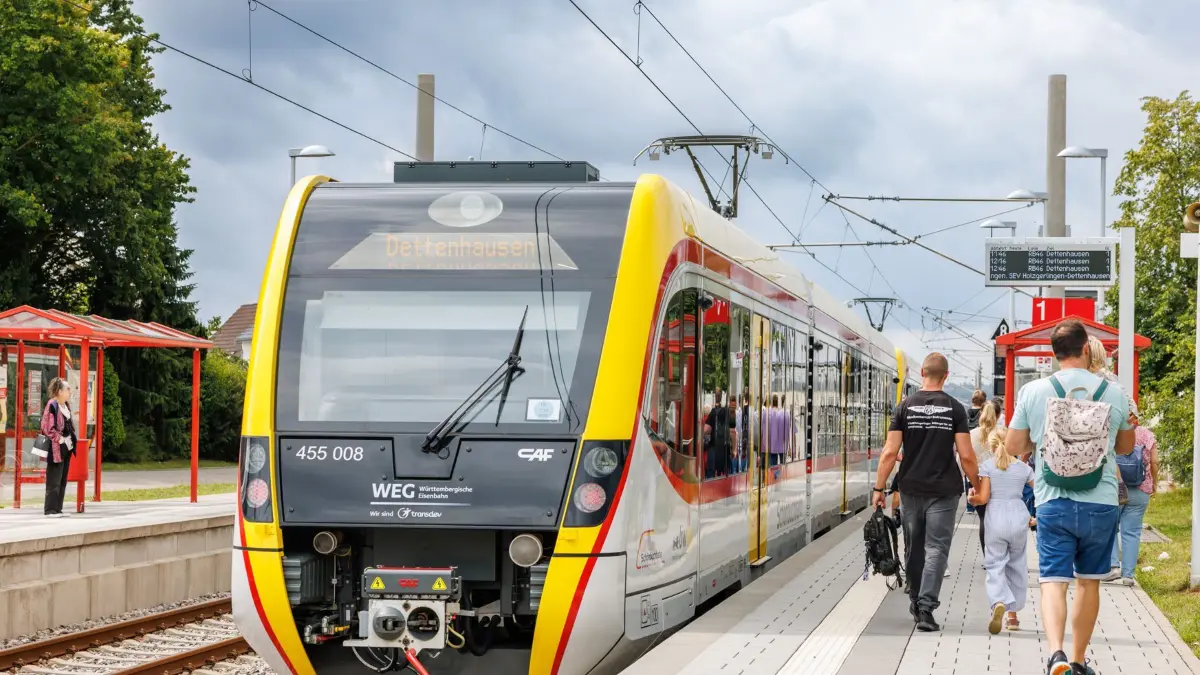 Böblingen, Einweihungswochenende für die neuen Nexio-Züge auf der Schönbuchbahn: Freifahrten am Sonntag. Landrat Bernhard fährt um 11.05 Uhr ab Böblingen mit und sucht das Gespräch. In Holzgerlingen-Hülben steigt eine Hocketse.