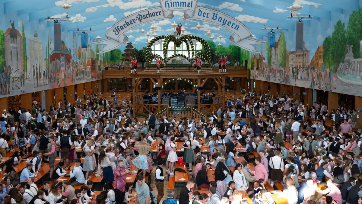 Münchner Oktoberfest: 16.09.2023, Bayern, München: Auftakt zum Oktoberfest. Die ersten Besucher sitzen in einem Bierzelt. Die 188. Wiesn findet dieses Jahr vom 16.09.- 03.10.2023 statt. (zu dpa: «Neue Regeln zu Messern und E-Scootern bei der Wiesn») Foto: Sven Hoppe/dpa +++ dpa-Bildfunk +++