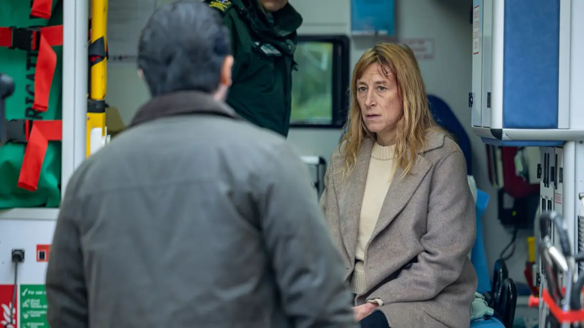 Die verletzte Polizeichefin Pamela Graybourne (Helene Grass) wird von einem Kollegen befragt.