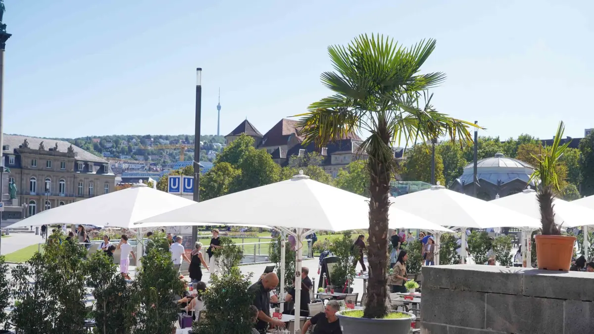 Stuttgart die Wetter Hitze ist wieder da heute schon 27 Grad warm auf dem Schlossplatz. Im Bild Karin und Tochter Marie aus Sindelfingen geniesssen am Schlossplatz Cafe das Wetter. Morgen wird es noch wärmer.
Foto Andreas Rosar Fotoagentur-Stuttgart 18.09.2025