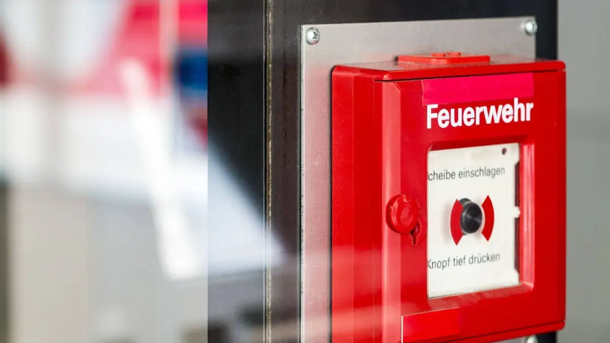 Alarmknopf für die Feuerwehr hinter einer Glasscheibe. - Alarm button for the fire brigade behind a glass pane. *** Alarm button for the Fire brigade behind a Glass window Alarm Button for The Fire Brigade behind a Glass Pane PUBLICATIONxINxGERxSUIxAUTxHUNxONLY 1038202071
