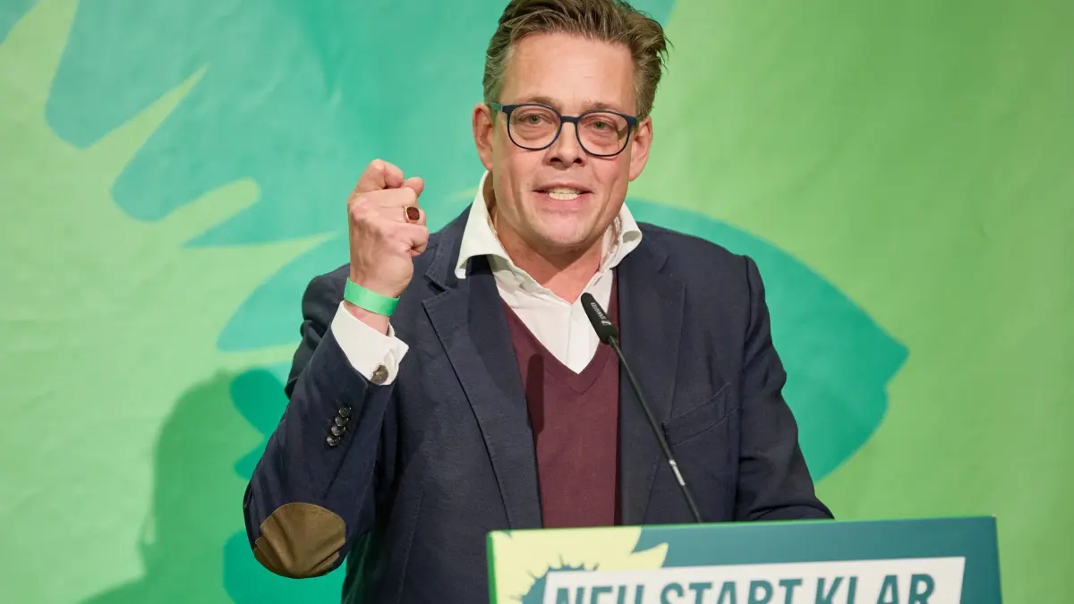 Konstantin von Notz: ARCHIV - 08.12.2024, Schleswig-Holstein, Neumünster: Konstantin von Notz (Bündnis 90/Die Grünen), Bundestagsabgeordneter, steht während seiner Bewerbungsrede für die Landesliste beim Landesparteitag der Nord-Grünen auf der Bühne in der Stadthalle. (zu dpa: «Grüne: Bundestag braucht Zugriff auf Geheimdienst-Infos») Foto: Georg Wendt/dpa +++ dpa-Bildfunk +++