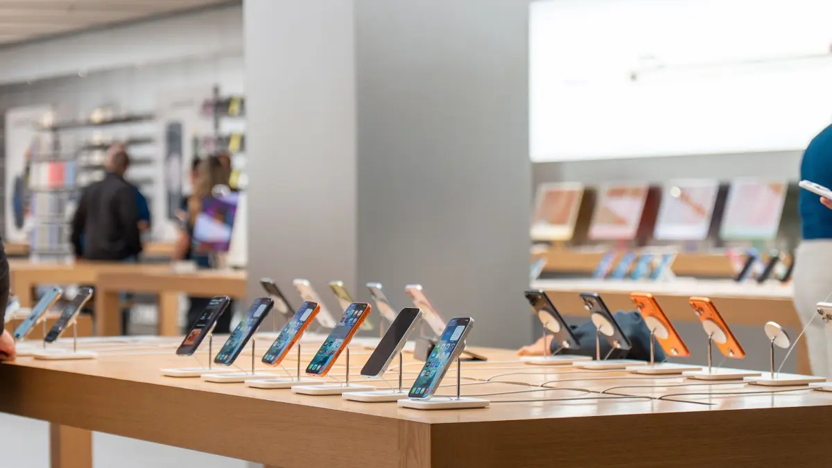 Verschiedene neue Iphone Modelle werden auf einem Tisch praesentiert,
Das Breuningerland und der Apple-Store oeffnen zu Einfuehrung der neuen Iphone-Modelle bereits um 08:00 Uhr, Sindelfingen, Breuningerland, Apple Store, 19.09.2025,
Foto: Eibner-Pressefoto/Edward Cheung