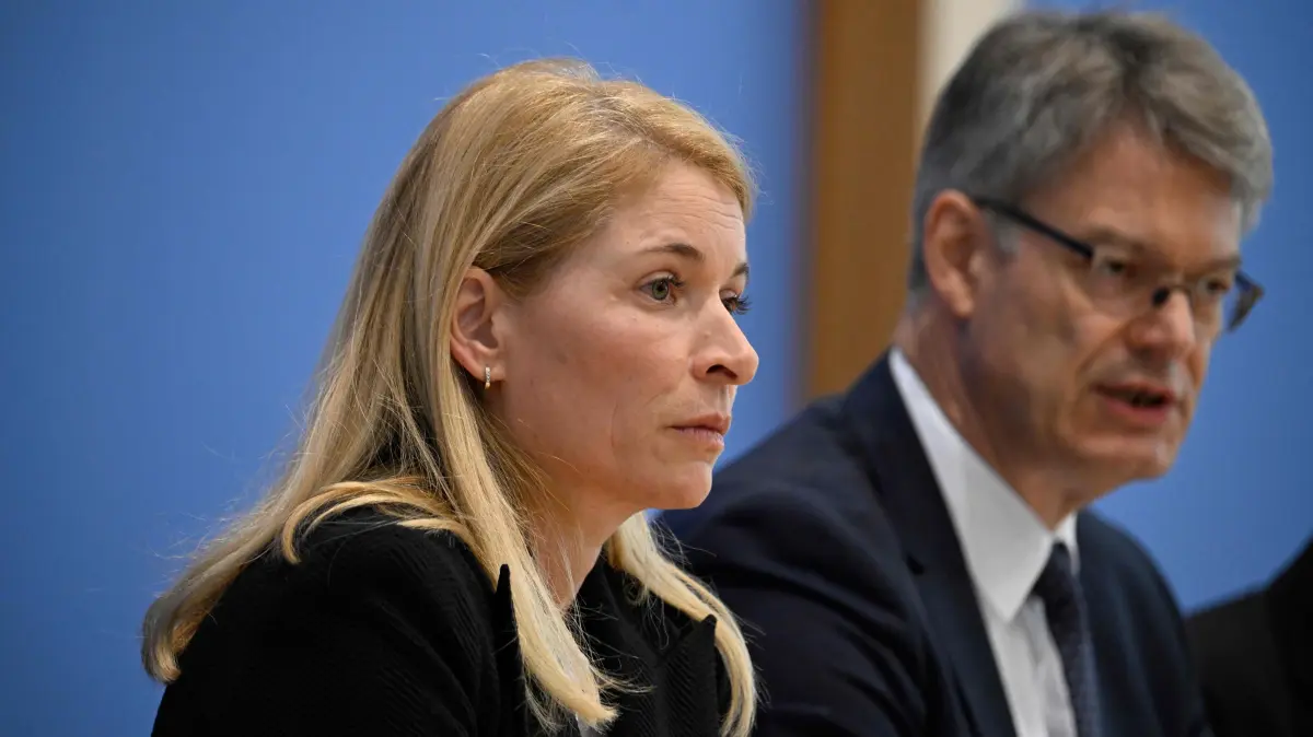 Evelyn Palla (L), designated head of Germany's state rail operator Deutsche Bahn (DB), and German Transport Minister Patrick Schnieder address a press conference to present the main points of the DB's reform, on September 22, 2025 in Berlin. (Photo by Tobias SCHWARZ / AFP)
