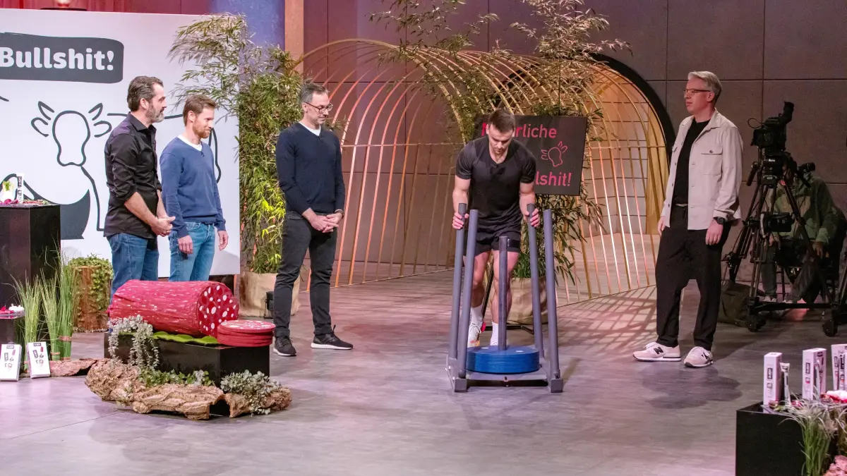 Die Gründer werden bei ihrem Pitch von dem Hyrox Vize-Weltmeister Jannik Czapla unterstützt.