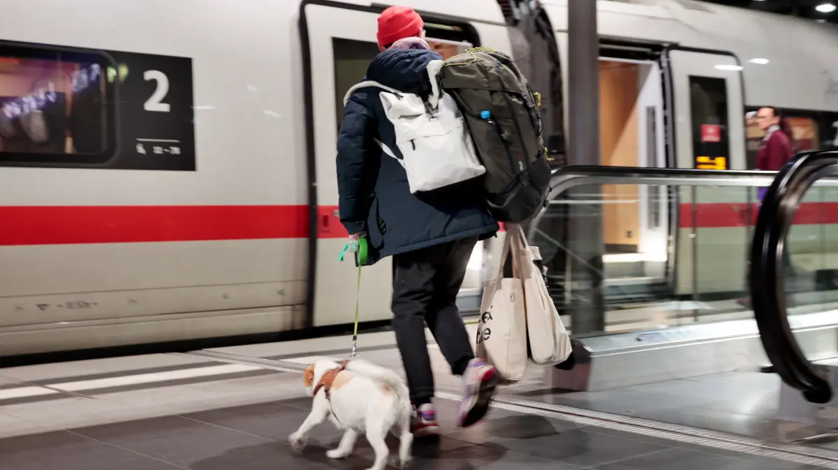 Fahrrad kostenlos mitnehmen beim 58-Euro-Ticket – Geht das? Wie sind die Regeln zur Mitnahme von Fahrrädern, Hunden, Kindern und anderen Personen beim Deutschlandticket? Ein Überblick.