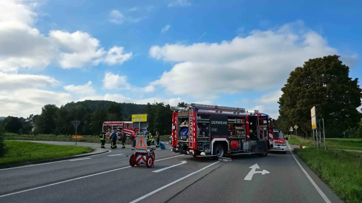 Grafenau: Motorradfahrer stirbt bei Kollision mit Mercedes: Am Sonntag (28.09.2025) kam es gegen 14:34 Uhr an der Einmuendung Daetzinger Strasse (L1182) und Doeffinger Strasse (L1183) zu einem toedlichen Verkehrsunfall. Der 67 Jahre alte Fahrer eines Pkw Mercedes-Benz ML befuhr die L1182 von Darmsheim kommend und wollte an der Einmuendung Doeffinger Strasse nach links Richtung Daetzingen abbiegen. Dabei uebersah er ersten Ermittlungen zufolge einen 59 Jahre alten Kradlenker, der mit seiner Suzuki von Schafhausen Richtung Doeffingen unterwegs war. Im Einmuendungsbereich kam es zur Kollision der beiden Fahrzeuge. Der 59-Jaehrige kam zu Fall und zog sich schwere Verletzungen zu, denen er trotz der schnellen Hilfe von Ersthelfern und des Rettungsdienstes wenig spaeter an der Unfallstelle erlag. Der Fahrer des Pkw blieb unverletzt. Beide Fahrzeuge waren nicht mehr fahrbereit und mussten abgeschleppt werden. Der Sachschaden belaeuft sich auf etwa 35.000 Euro. Zur Klaerung des Unfallhergangs wurde durch die zustaendige Staatsanwaltschaft ein Gutachter bestellt. Der Fuehrerschein des 67-jaehrigen Pkw-Lenkers wurde beschlagnahmt. Im Zuge der Rettungsmassnahmen kam auch ein Rettungshubschrauber zum Einsatz. Die L1182 wurde fuer die Dauer der Verkehrsunfallaufnahme und Strassenreinigung fuer ca. vier Stunden vollstaendig gesperrt. Die Ermittlungen zum Unfallhergang hat die Verkehrspolizeiinspektion Ludwigsburg uebernommen.