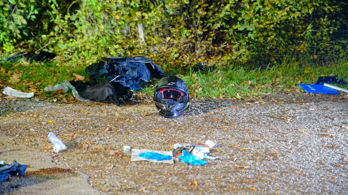 Kirchheim: Tragischer Verkehrsunfall Motorradfahrer prallt gegen Baum und wird Lebensgefaehrlich verletzt : Am Montagabend hat sich auf der Hahnweidstrasse , ein schwerer Motorradunfall ereignet. Ein Motorradfahrer kam in einer Kurve von der Fahrbahn ab und prallte mit grosser Wucht gegen einen Baum. Die Einsatzkraefte mussten den Verunglueckten ueber einen langen Zeitraum auf der Strasse reanimieren. Zur Unterstuetzung wurde ein Rettungshubschrauber aus Villingen-Schwenningen angefordert. Neben Feuerwehr und Rettungsdienst war auch die Notfallnachseelsorge im Einsatz, um die Beteiligten zu betreuen. Fuer alle Helfer war es ein tragischer und belastender Einsatz. Naehere Informationen zum Unfallhergang liegen derzeit nicht vor.