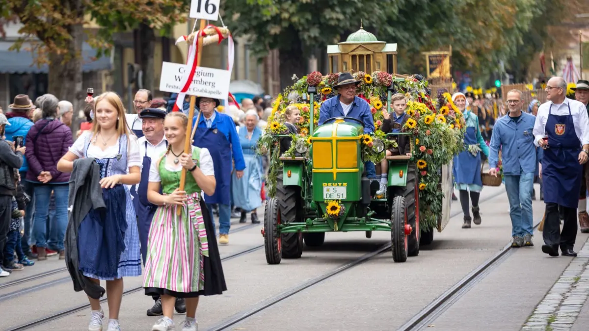 Stuttgart, Baden-Württemberg, 28.09.2025:
Volksfestumzug durch die historischen Gassen auf den Cannstatter Wasen
Notiz: No model release. Kein Einverständnis für Werbung, keine Weitergabe an Dritte.