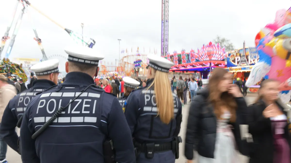Stuttgart, Cannstatter Wasen, Volksfest: Ein Tag auf der Wasenwache der Polizei (Stundenprotokoll/Reportage);
