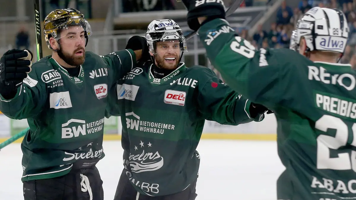 Bietigheim Steelers vs Starbulls Rosenheim , Eishockey DEL 2, Saison 2025/2026: Torjubel 3:4 Bietigheim, V.li. Torschütze Jack Dugan Steelers, Benjamin Zientek Steelers, Alexander Preibisch Steelers . Bietigheim Steelers vs Starbulls Rosenheim . Bietigheim-Bissingen, GER, 28.09.2025 ,Eishockey DEL 2, 2025/2026 . *** Goal celebration 3 4 Bietigheim, V li Goalscorer Jack Dugan Steelers , Benjamin Zientek Steelers , Alexander Preibisch Steelers Bietigheim Steelers vs Starbulls Rosenheim Bietigheim Bissingen, GER, 28 09 2025 ,Ice Hockey DEL 2, 2025 2026