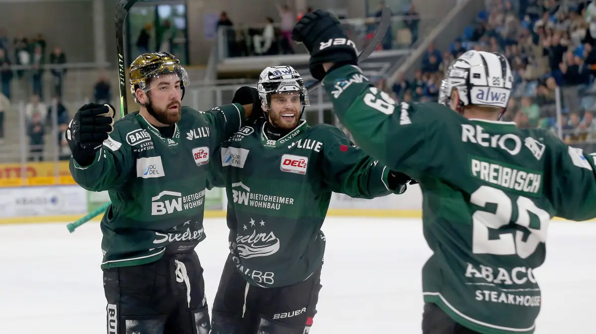 Bietigheim Steelers vs Starbulls Rosenheim , Eishockey DEL 2, Saison 2025/2026: Torjubel 3:4 Bietigheim, V.li. Torschütze Jack Dugan Steelers, Benjamin Zientek Steelers, Alexander Preibisch Steelers . Bietigheim Steelers vs Starbulls Rosenheim . Bietigheim-Bissingen, GER, 28.09.2025 ,Eishockey DEL 2, 2025/2026 . *** Goal celebration 3 4 Bietigheim, V li Goalscorer Jack Dugan Steelers , Benjamin Zientek Steelers , Alexander Preibisch Steelers Bietigheim Steelers vs Starbulls Rosenheim Bietigheim Bissingen, GER, 28 09 2025 ,Ice Hockey DEL 2, 2025 2026
