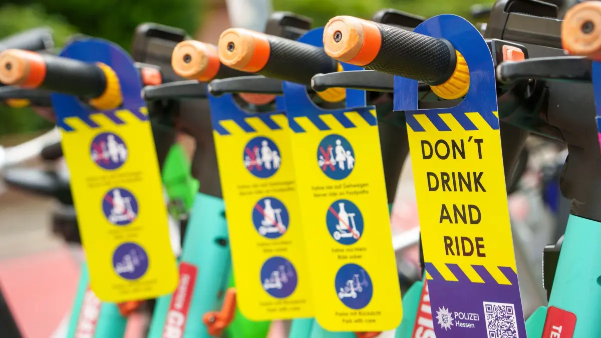 E-Scooter: ARCHIV - 22.07.2025, Hessen, Frankfurt/Main: Hinweise an E-Scootern «Don't Drink And Ride» soll zum Alkoholverzicht im Straßenverkehr auffordern. (zu dpa: «Stadt Frankfurt lässt mehr E-Scooter-Anbieter zu») Foto: Andreas Arnold/dpa +++ dpa-Bildfunk +++