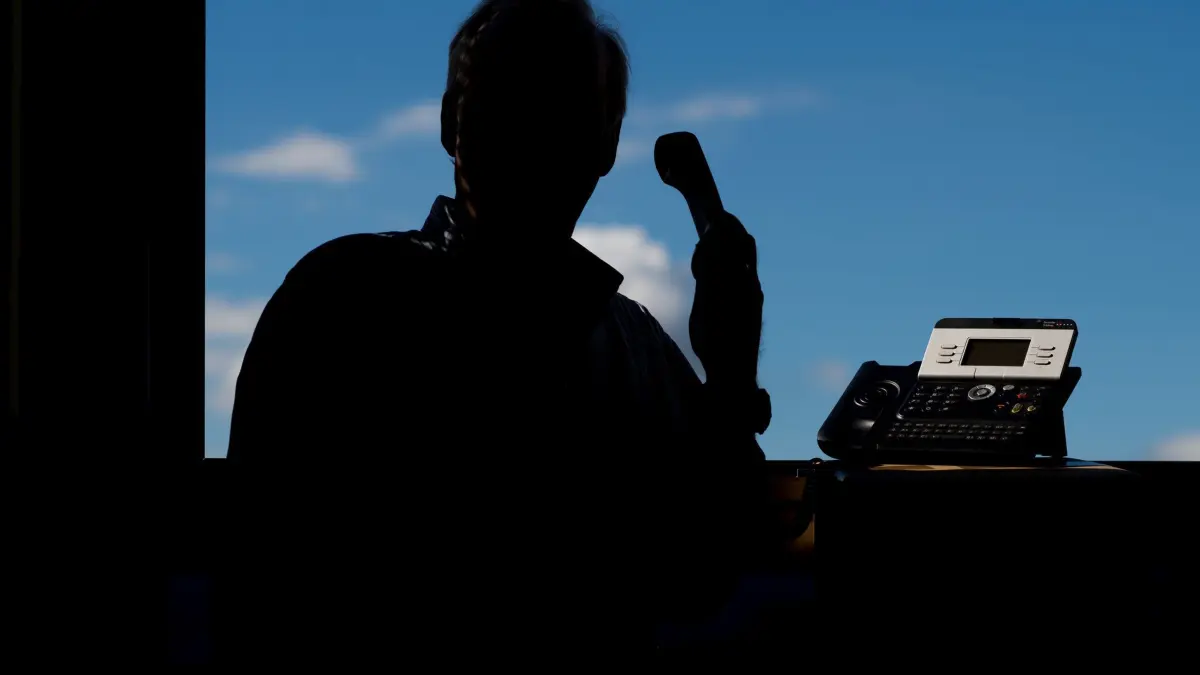 Telefonbetrug: ARCHIV - 09.09.2015, Niedersachsen, Hannover: Die Polizei warnt vor Telefonbetrügern. (zu dpa: «Bank-Mitarbeiter als Betrugsopfer - 740.000 Euro Schaden») Foto: Julian Stratenschulte/dpa +++ dpa-Bildfunk +++