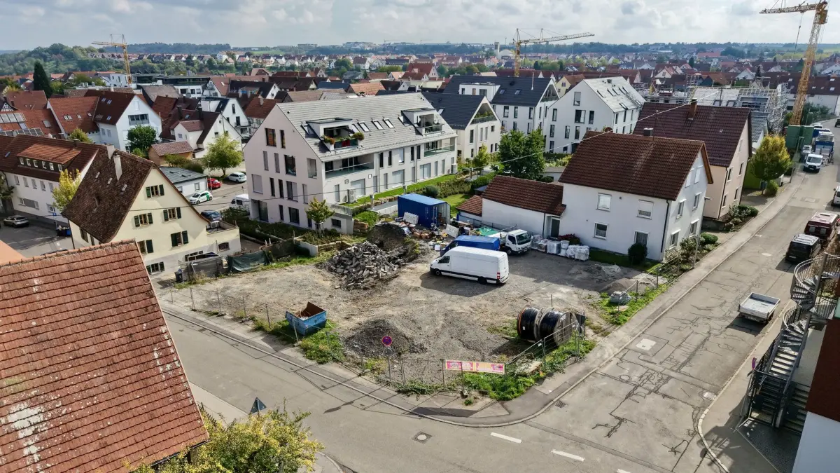 Auf der Brachfläche an der Bahnhofstraße 7/9/11 in Holzgerlingen (Ecke Gartenstraße) sollen neue Parkplätze entstehen - Thema im Gemeinderat. *Bitte die Brachfläche in Richtung Ärztehaus fotografieren.*