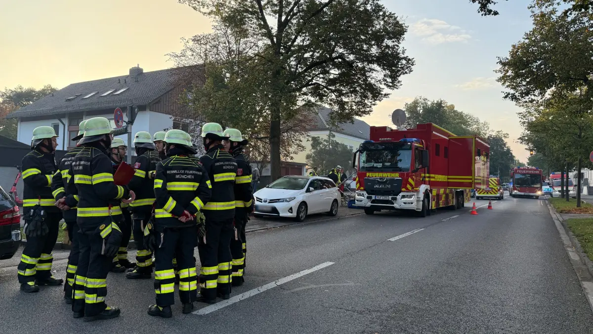 Brand in München - Großeinsatz von Polizei und Feuerwehr: 01.10.2025, Bayern, München: Die Feuerwehr ist in München im Einsatz. Ein Brand in einem Münchner Einfamilienhaus hat einen Großeinsatz von Polizei und Feuerwehr ausgelöst. Es kam deswegen zu größeren Verkehrsbehinderungen, eine Gefahr für die Bevölkerung bestehe nicht, sagte ein Polizeisprecher am Morgen Foto: Roland Freund/dpa - ACHTUNG: Ein KFZ-Kennzeichen wurde(n) aus rechtlichen Gründen gepixelt +++ dpa-Bildfunk +++
