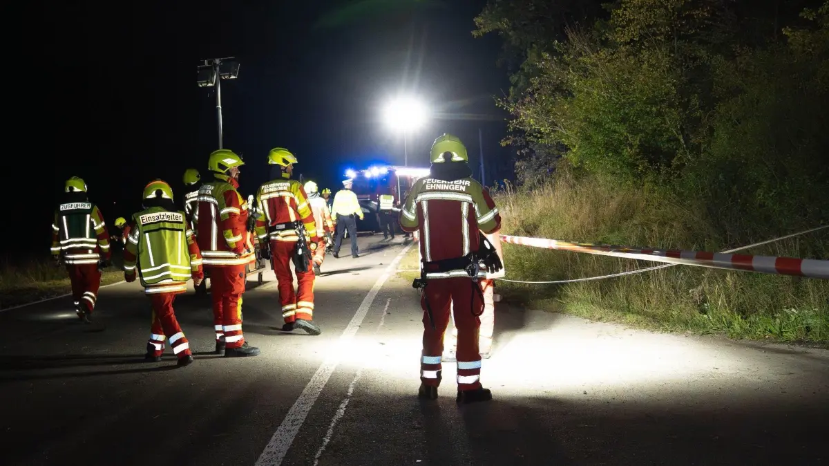 Ehningen: Mercedes kommt von der Fahrbahn ab und ueberschlaegt sich: Am Freitag-Abend (03.10.2025) ereignete sich gegen 21:15 Uhr ein Verkehrsunfall auf der K1001 im Maurener Tal zwischen Ehningen und Mauren. Der 19-jaehrige Fahrer einer Mercedes E-Klasse befuhr den Streckenabschnitt in Richtung Ehningen, als er mutmasslich aufgrund nicht angepasster Geschwindigkeit von der Fahrbahn abkam und im Strassengraben landete. Hierbei kollidierte er mit einem Funkmast, welcher durch den Zusammenstoss vollstaendig aus der Verankerung gerissen wurde und umkippte. Das Fahrzeug wurde durch die Wucht des Aufpralles ca. 20 Meter durch die Luft geschleudert und kam in Seitenlage auf der Strasse zum Stillstand. Der Fahrer des Mercedes sowie drei weitere minderjaehrige Fahrzeuginsassen wurden herbei gluecklicherweise nur leicht verletzt und durch den Rettungsdienst in umliegende Krankenhaeuser verbracht. Am Pkw entstand ein wirtschaftlicher Totalschaden in Hoehe von etwa 30.000 Euro. Das Fahrzeug musste abgeschleppt werden. Der Schaden am Funkmast kann derzeit noch nicht beziffert werden. Neben zwei Streifenwagen des Polizeireviers Boeblingen waren auch der Rettungsdienst und die Feuerwehr mit mehreren Fahrzeugen vor Ort. Es kam zu keinen nennenswerten Verkehrsbeeintraechtigungen.
