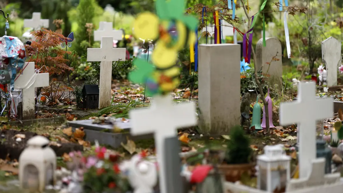 Ort der Ruhe und des Friedens: Gräber und Grabfiguren auf dem Kölner Melaten-Friedhof: Windspiele, Blumen und Spielzeuge schmücken Kindergräber auf dem Melaten-Friedhof. Viele Kommunen haben besondere Bereiche ihrer Friedhöfe für verstorbene Säuglinge, sogenannte Sternenkinder, Kleinkinder und Frühgeburten reserviert. (Themenbild, Symbolbild) Köln, 20.09.2025