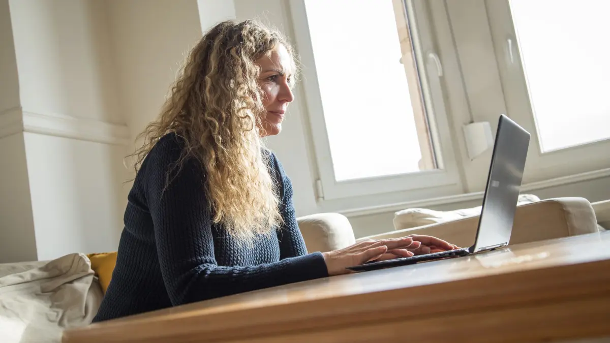 Eine Frau nutzt einen Laptop: ILLUSTRATION - Nanu, ist die Stellenanzeige KI-generiert? Umfragen zeigen, ob Jobsuchende das erkennen, wie sie darauf reagieren und was sie sonst noch beim Bewerbungsprozess bewegt. Foto: Christin Klose/dpa-mag - Honorarfrei nur für Bezieher des Dienstes dpa-Magazin +++ dpa-Magazin +++