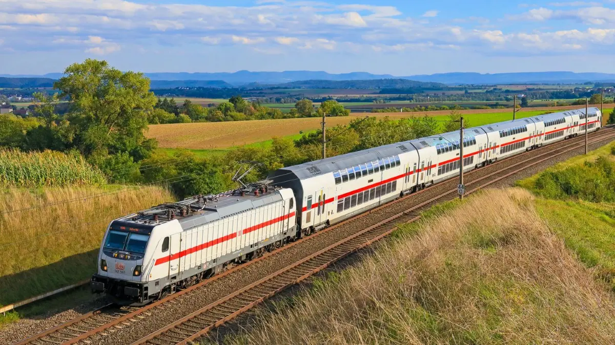 <p>Eine Ellok der Baureihe 147 der DB Fernverkehr fährt mit einem IC auf der Gäubahn von Horb nach Stuttgart Hbf, hier zwischen Gäufelden und Herrenberg. Am Horizont die Schwäbische Alb.</p>