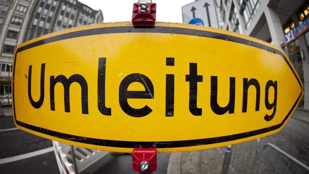 Das dem Anschein nach zur Zeit am häufigsten vorzufindende Straßenschild in Berlin; "Umleitung", aufgenommen am Dienstag (03.11.2009) in Berlin. Durch Straßenbauarbeiten und Arbeiten an Straßenbahnschienen muss der Strßenverkehr an vielen Stellen in der Hauptstadt umgeleitet werden, was zu vielen Verkehrsbehinderungen und Staus führt. Foto: Arno Burgi dpa/lbn +++(c) dpa - Bildfunk+++