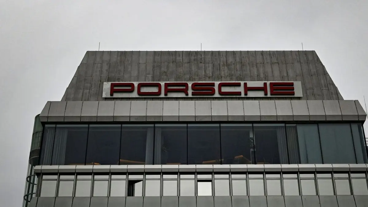 10.10.2025, Baden-Württemberg, Stuttgart: Der Porsche-Schriftzug ist an der Fassade eines Gebäudes des Sportwagenherstellers am Stammsitz in Stuttgart-Zuffenhausen zu sehen. (zu dpa: «Gespräche über Sparrunde: Kippt die Porsche-Jobgarantie?») Foto: Bernd Weißbrod/dpa +++ dpa-Bildfunk +++