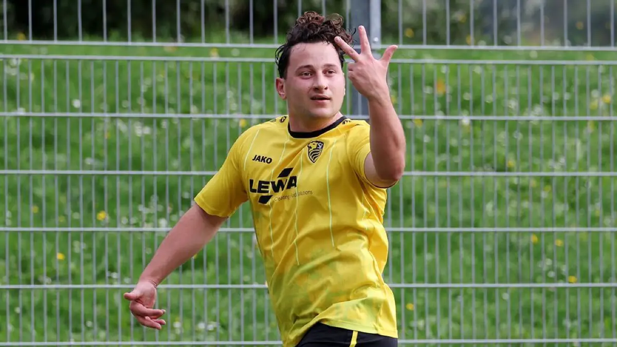 BAU// 11.10.2015 Pleidelsheim Fußball GSV Pleidelsheim vs. SV Leonberg/Eltingen, Torschütze Ennio Ohmes (Leonberg) jubelt über sein Tor zum 1:4 und seinen dritten Treffer