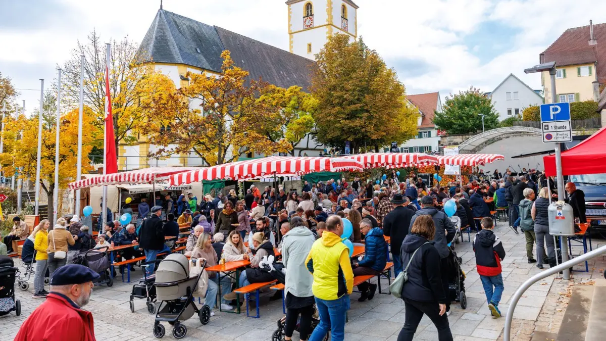Holzgerlingen, 24. Holzgerlinger Herbst mit verkaufsoffenem Sonntag in der Innenstadt. Viele Stände mit Essen, Vereine und Geschäfte haben offen.
