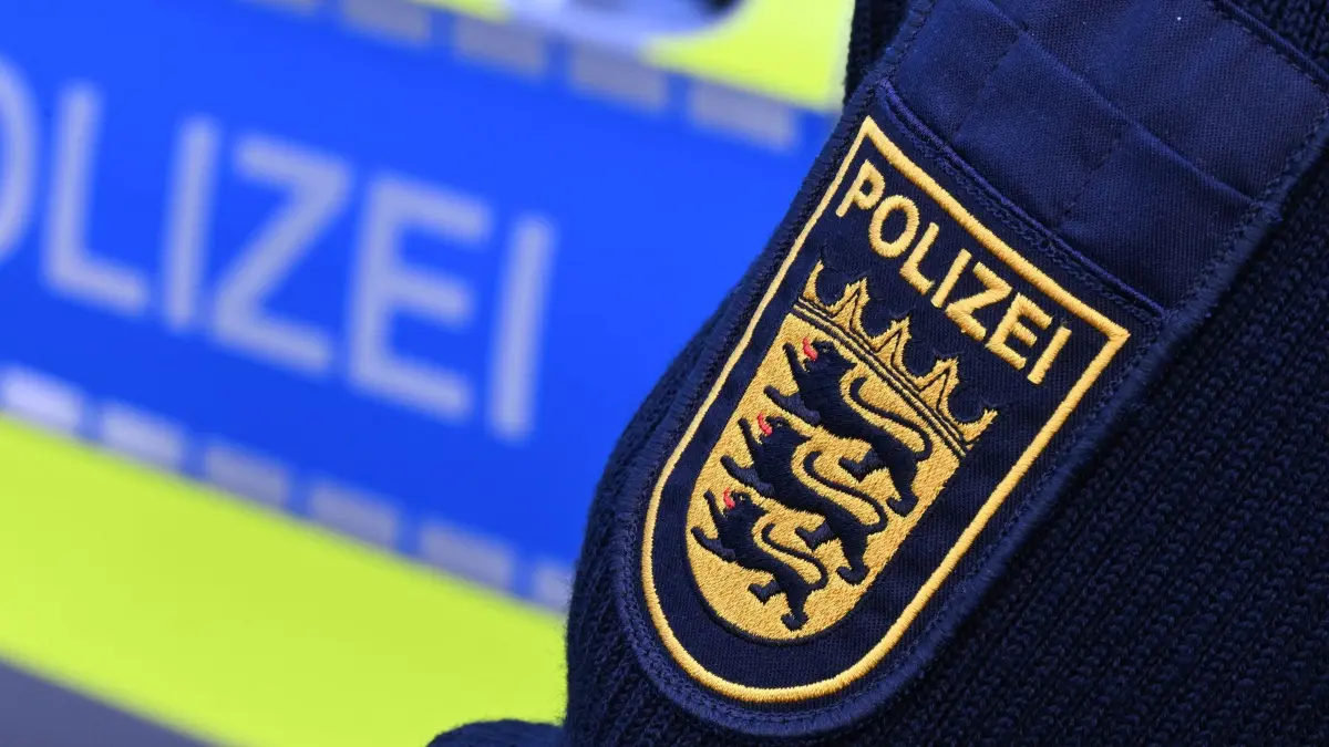 ARCHIV - 03.12.2024, Baden-Württemberg, Stuttgart: Das Logo der Polizei auf der Dienstkleidung eines Beamten. (zu dpa: «Randalierer löst größeren Polizeieinsatz in Mannheim aus») Foto: Bernd Weißbrod/dpa +++ dpa-Bildfunk +++