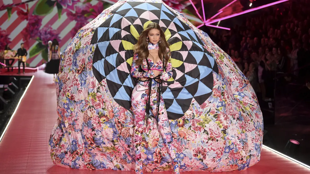 Das amerikanische Model Gigi Hadid hat 2018 an einer Victoria's Secret Show teilgenommen.