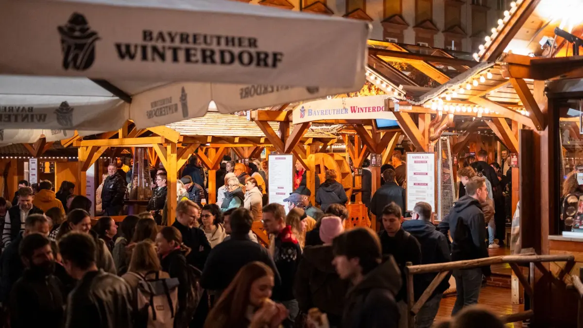 Eröffnung des Bayreuther Winterdorfs: 15.10.2025, Bayern, Bayreuth: Besucher und Besucherinnen bei der Eröffnung des Bayreuther Winterdorfs. Foto: Daniel Vogl/dpa +++ dpa-Bildfunk +++