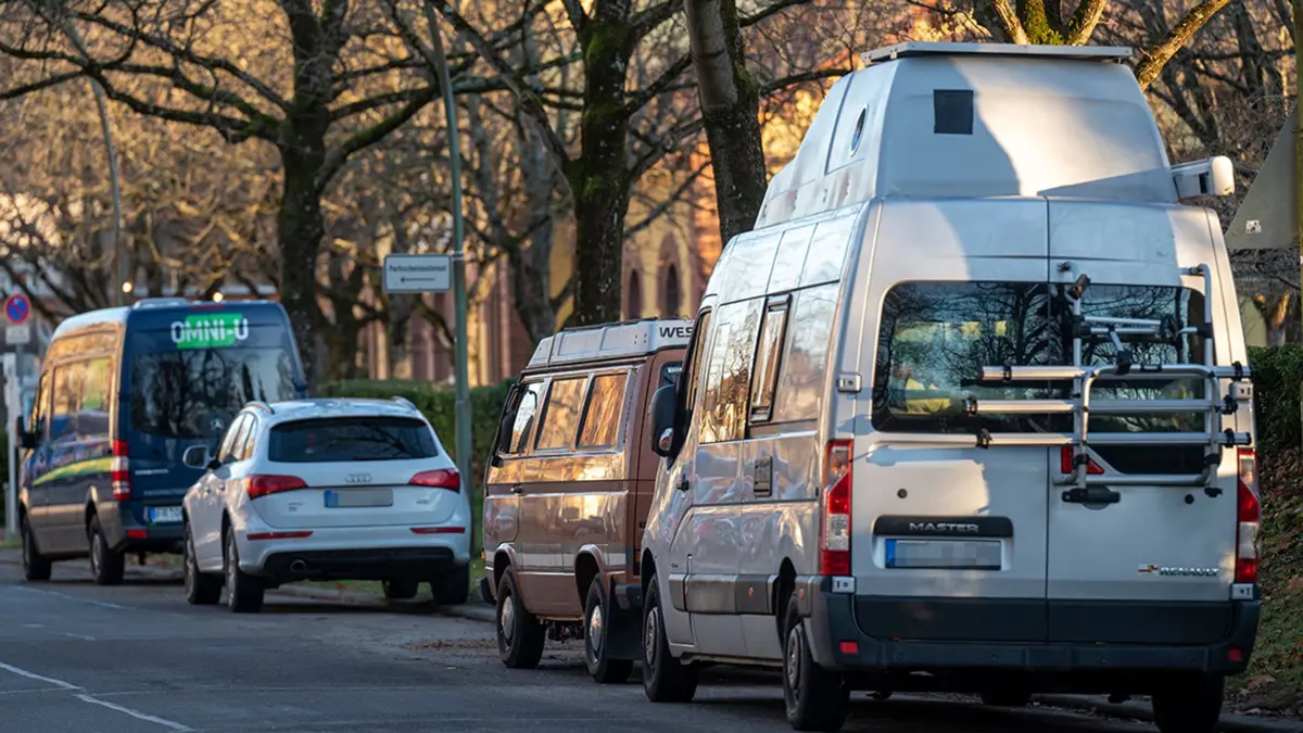 Kommunen, Gesellschaft, Verkehr, Stadtteile, Wiehre, Wohnmobile parken am 13.12.2021 in der Wiehre. Im Gemeinderat wird über Anwohnerparkgebühren abgestimmt.