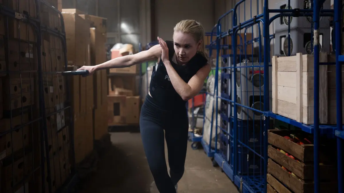 Sarah Kohr (Lisa Maria Potthoff) verfolgt den Amokläufer im Lagerraum eines Supermarkts.