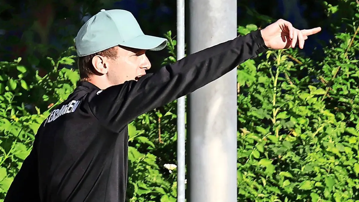 BAU // 09.05.2025, Deutschland, Heimerdingen, Fußball Verbandsliga Württemberg,
TSV Heimerdingen vs. FC Esslingen, FC Trainer Dominik Eitel