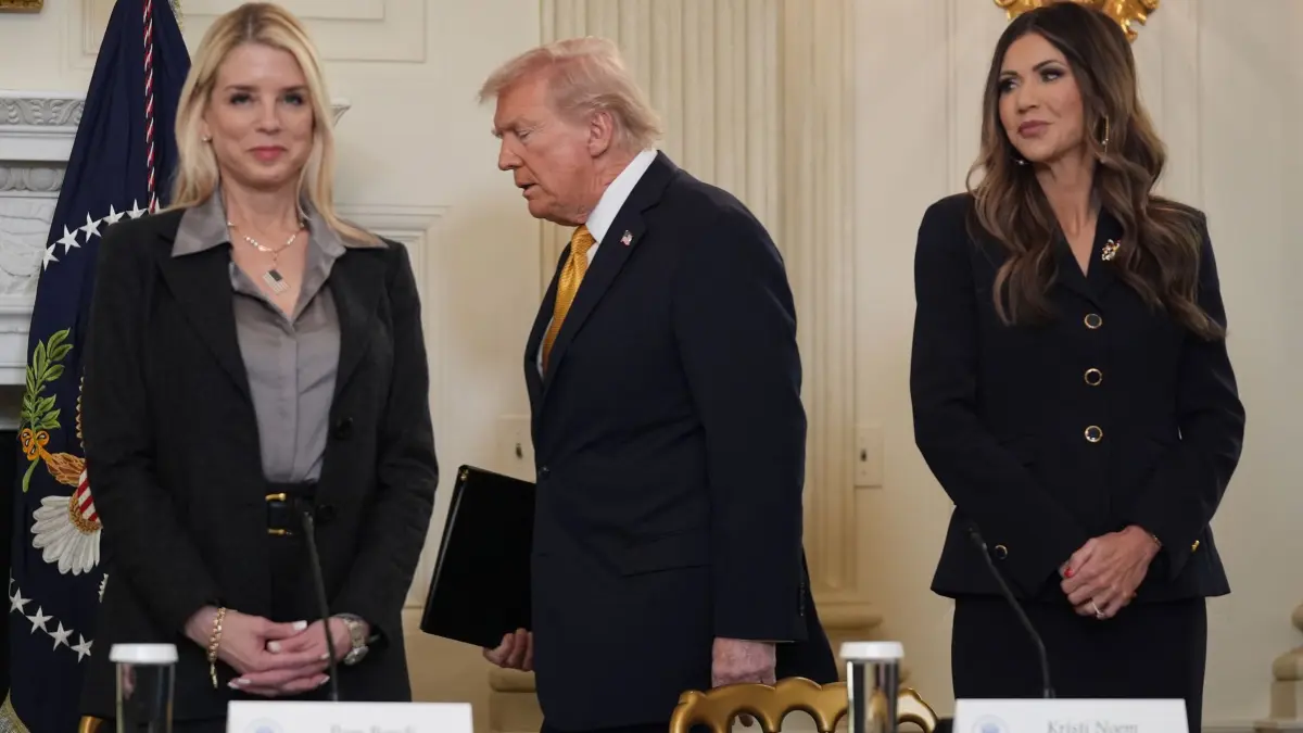 US-Präsident Trump: 23.10.2025, USA, Washington: Generalstaatsanwältin Pam Bondi (l-r), US-Präsident Donald Trump und Heimatschutzministerin Kristi Noem nehmen im State Dining Room des Weißen Hauses an einem Meeting über kriminelle Kartelle teil. Foto: Evan Vucci/AP/dpa +++ dpa-Bildfunk +++