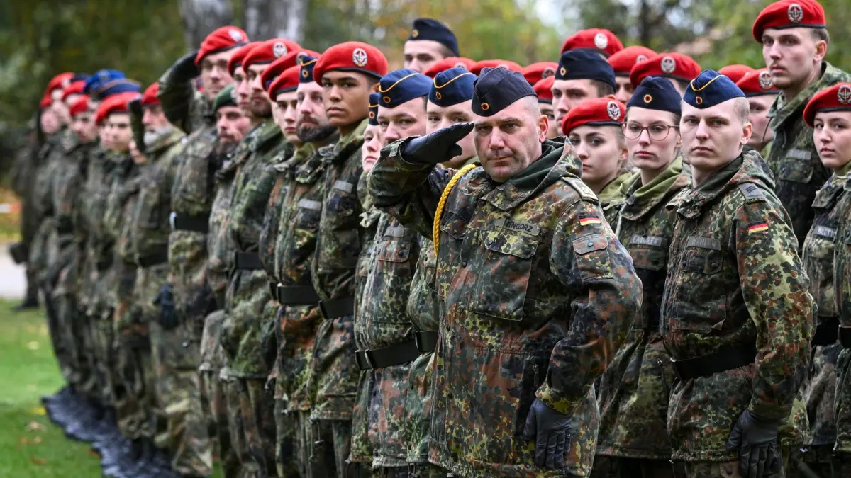 Feierliches Gelöbnis des Logistikbataillons der Bundeswehr: 24.10.2025, Brandenburg, Beelitz: Soldaten der Bundeswehr, Rekruten der Logistikbataillone aus Burg in Sachsen-Anhalt und aus Beelitz, legen ihr feierliches Gelöbnis im Stadtpark ab. Foto: Jens Kalaene/dpa +++ dpa-Bildfunk +++