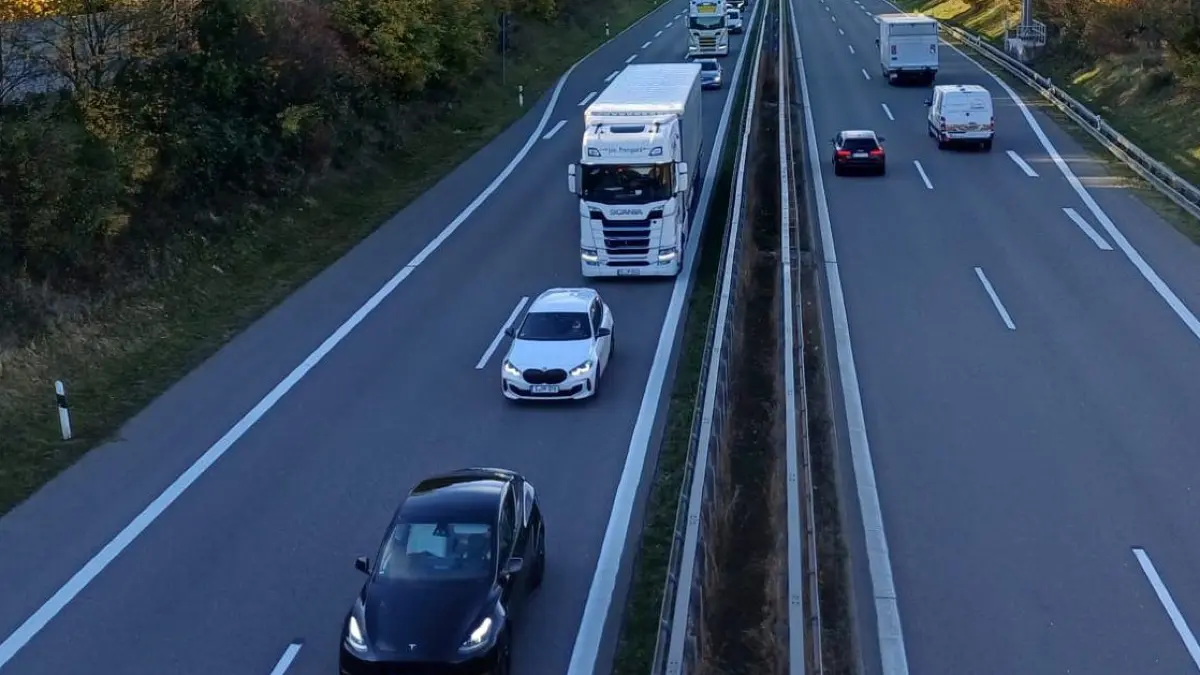 Stau auf der B 27: Ein Lkw steht im Graben.