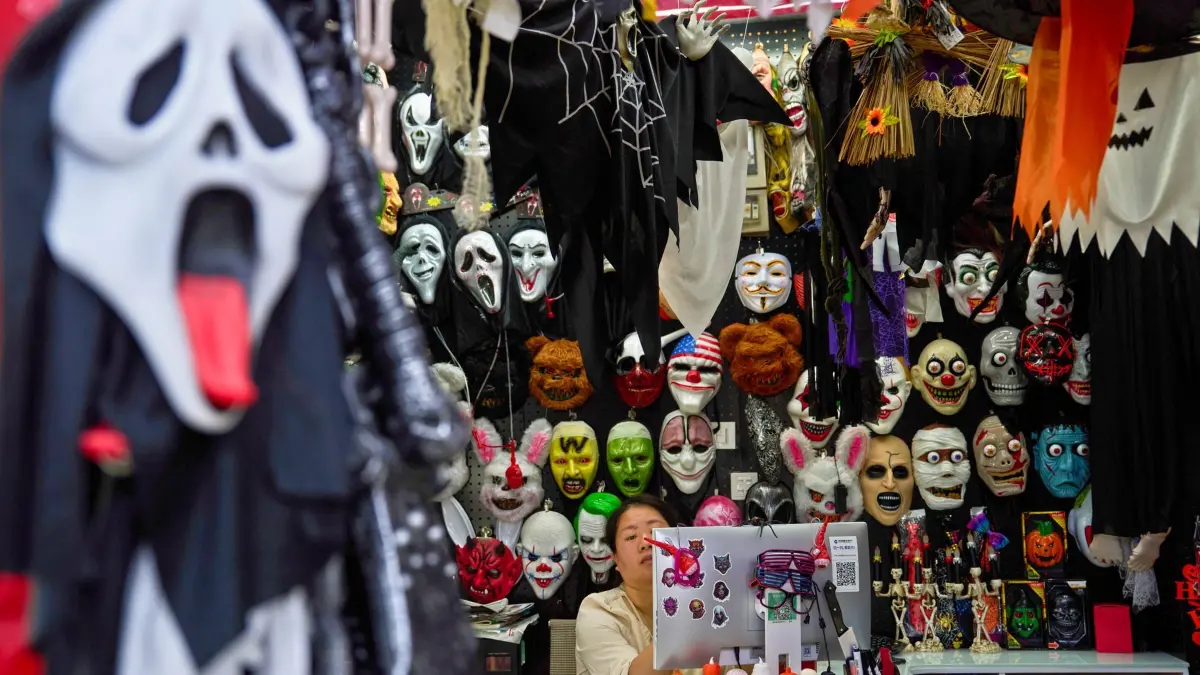 US-Zölle - China: ARCHIV - 10.04.2025, China, Yiwu: Ein Verkäufer von Halloween-Kostümen wartet auf Kunden auf dem Yiwu International Trade Market in Yiwu in der ostchinesischen Provinz Zhejiang. Halloween ist nicht nur die Zeit für Kürbisse und Skelette, sondern auch für Horrorfilme. (zu dpa: «Nervenkitzel gefällig? Filme, die nicht schlafen lassen») Foto: Ng Han Guan/AP/dpa +++ dpa-Bildfunk +++