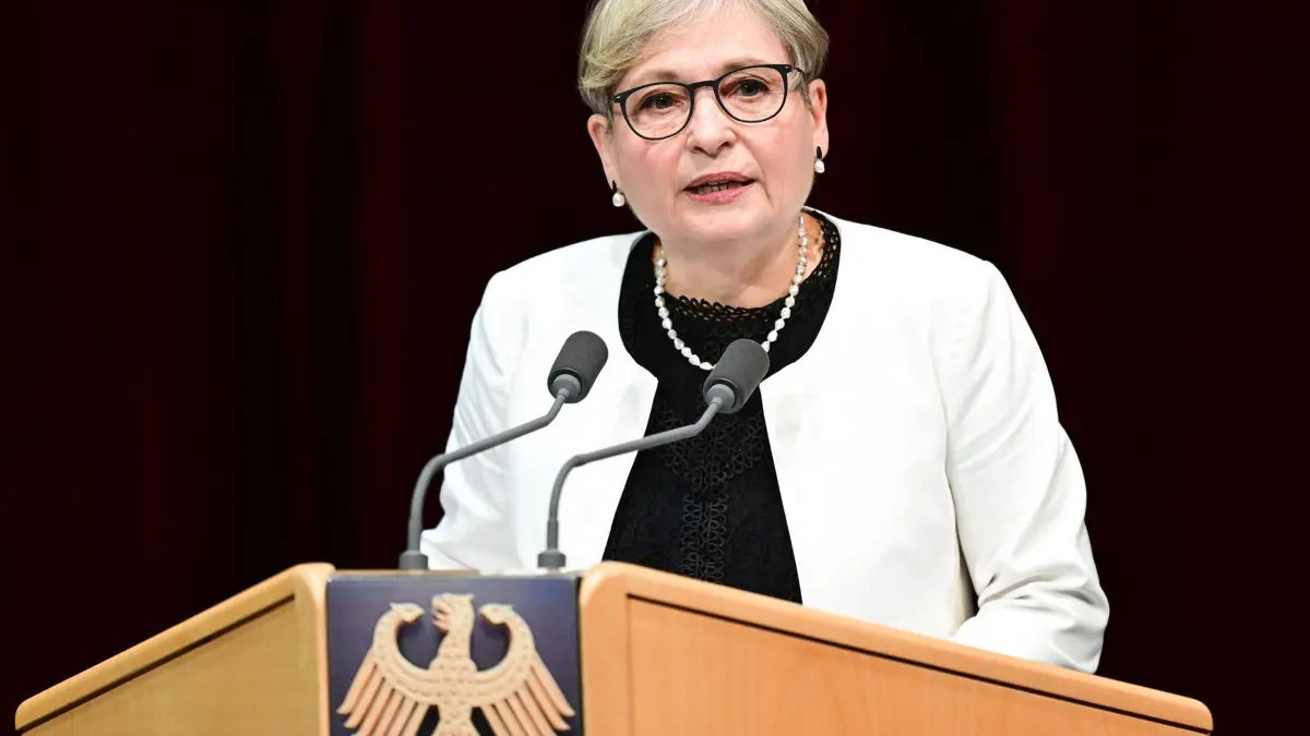 75 Jahre Bundesgerichtshof und Bundesanwaltschaft: 30.10.2025, Baden-Württemberg, Karlsruhe: Bettina Limperg, Präsidentin des Bundesgerichtshofs, spricht im Badischen Staatstheater beim Festakt im Rahmen der Feierlichkeiten "75 Jahre Bundesgerichtshof und Bundesanwaltschaft". Der Bundesgerichtshof und die Bundesanwaltschaft sind am 1. Oktober 1950 gegründet worden. Foto: Bernd Weißbrod/dpa +++ dpa-Bildfunk +++