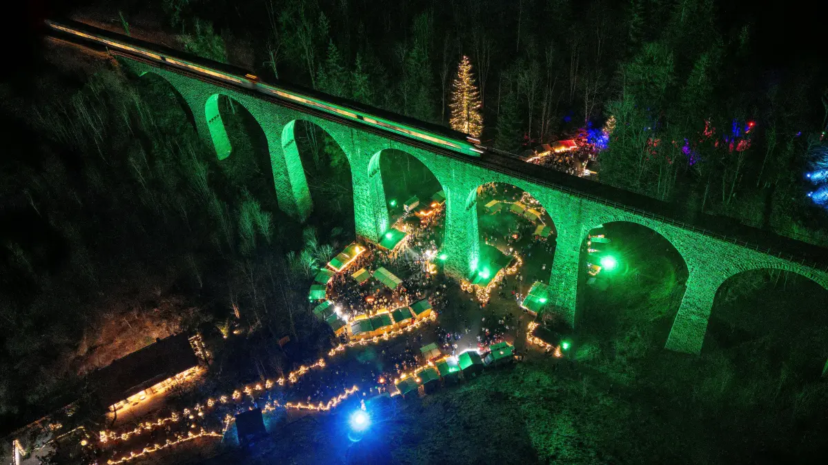 Das beleuchtete Eisenbahn-Viadukt der Höllentalbahn verläuft über dem Weihnachtsmarkt in der Ravennaschlucht (Aufnahme mit Drohne). Der Weihnachtsmarkt bietet ein traumhaftes Fotomotiv. Viele Besucher kommen extra dafür in den Schwarzwald. (Wiederholung mit verändertem Bildausschnitt) +++ dpa-Bildfunk +++