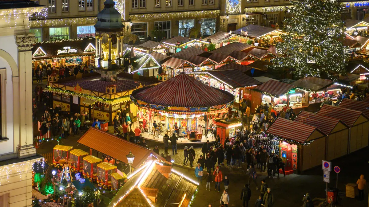 Besucher gehen über den eröffneten Weihnachtsmarkt der Landeshauptstadt Magdeburg. Die Veranstalter des Weihnachtsmarktes rechnen mit ähnlich hohen Besucherzahlen wie vor der Corona-Pandemie: 2019 waren den Angaben zufolge mehr als 1,8 Millionen Menschen in der Adventszeit in die Innenstadt geströmt. Knapp sechs Wochen bis zum 29. Dezember ist der Markt geöffnet. +++ dpa-Bildfunk +++